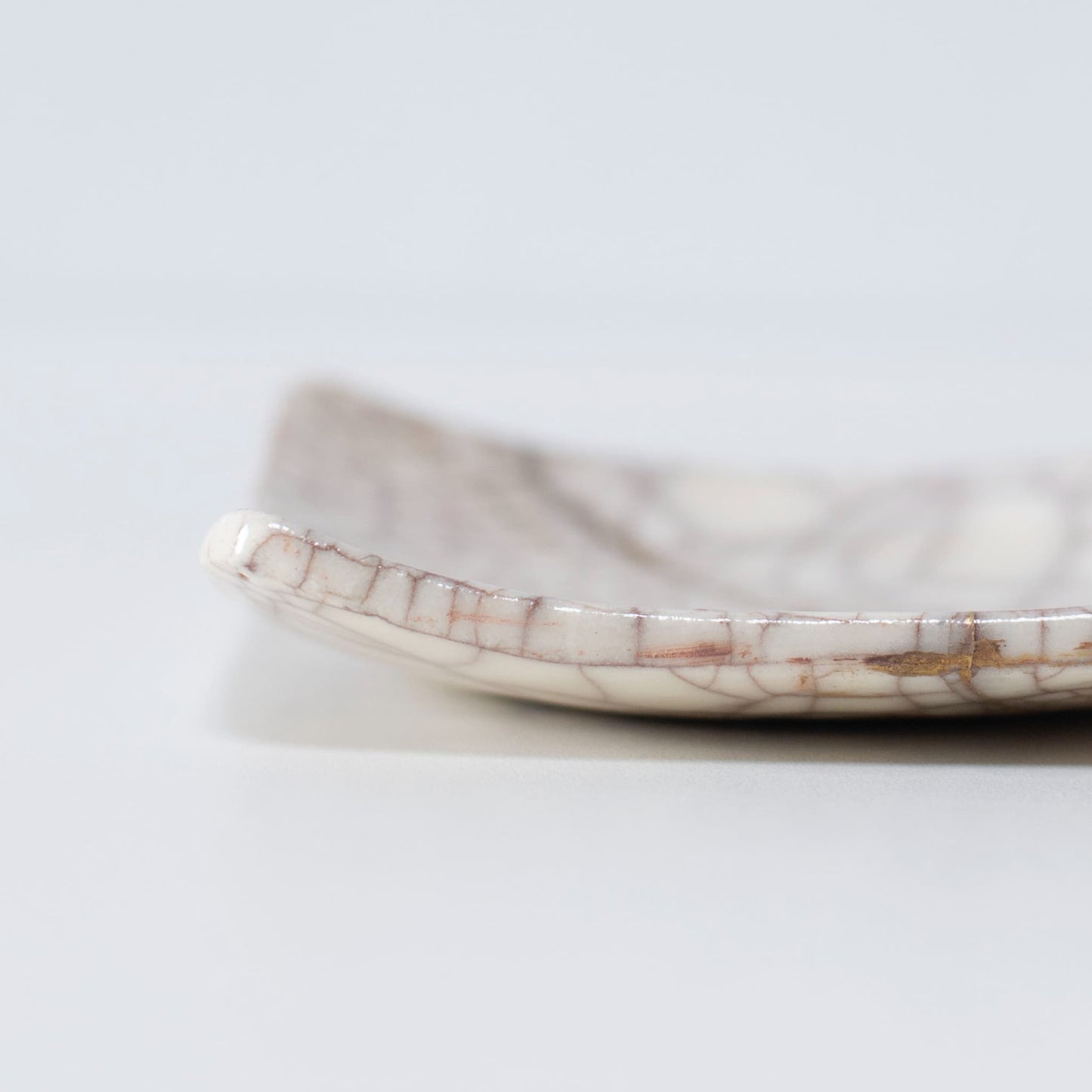 Close-up of the side profile of Kintsugi Square Plate "Vermilion Crackle" 01, highlighting the texture.