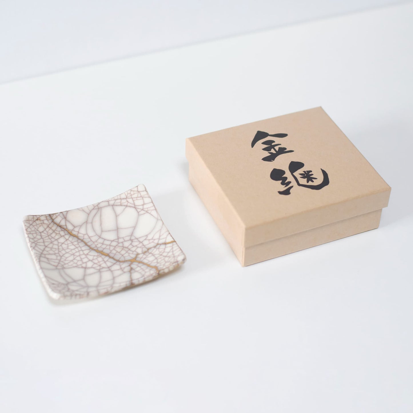Kintsugi Square Plate "Vermilion Crackle" 01 presented with a case, top view.