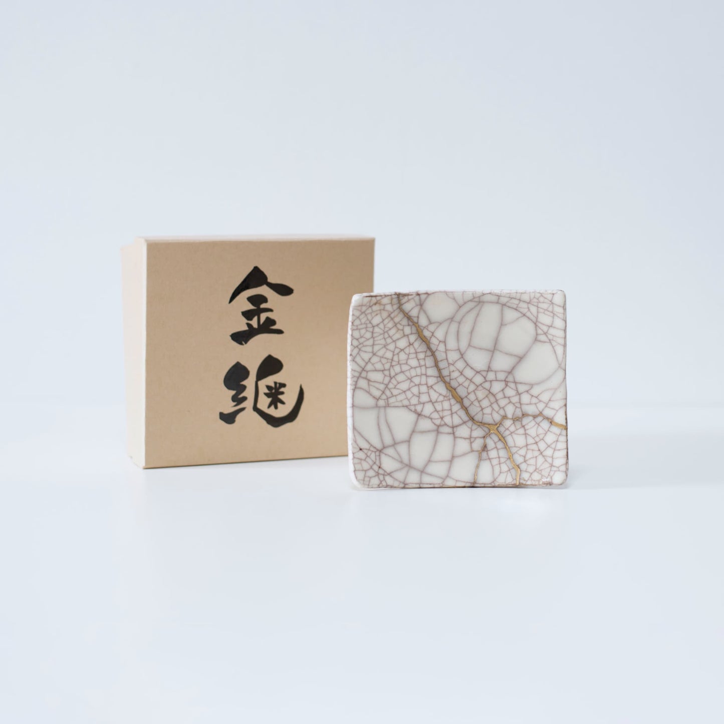 Side view of Kintsugi Square Plate "Vermilion Crackle" 01 with case in a white background