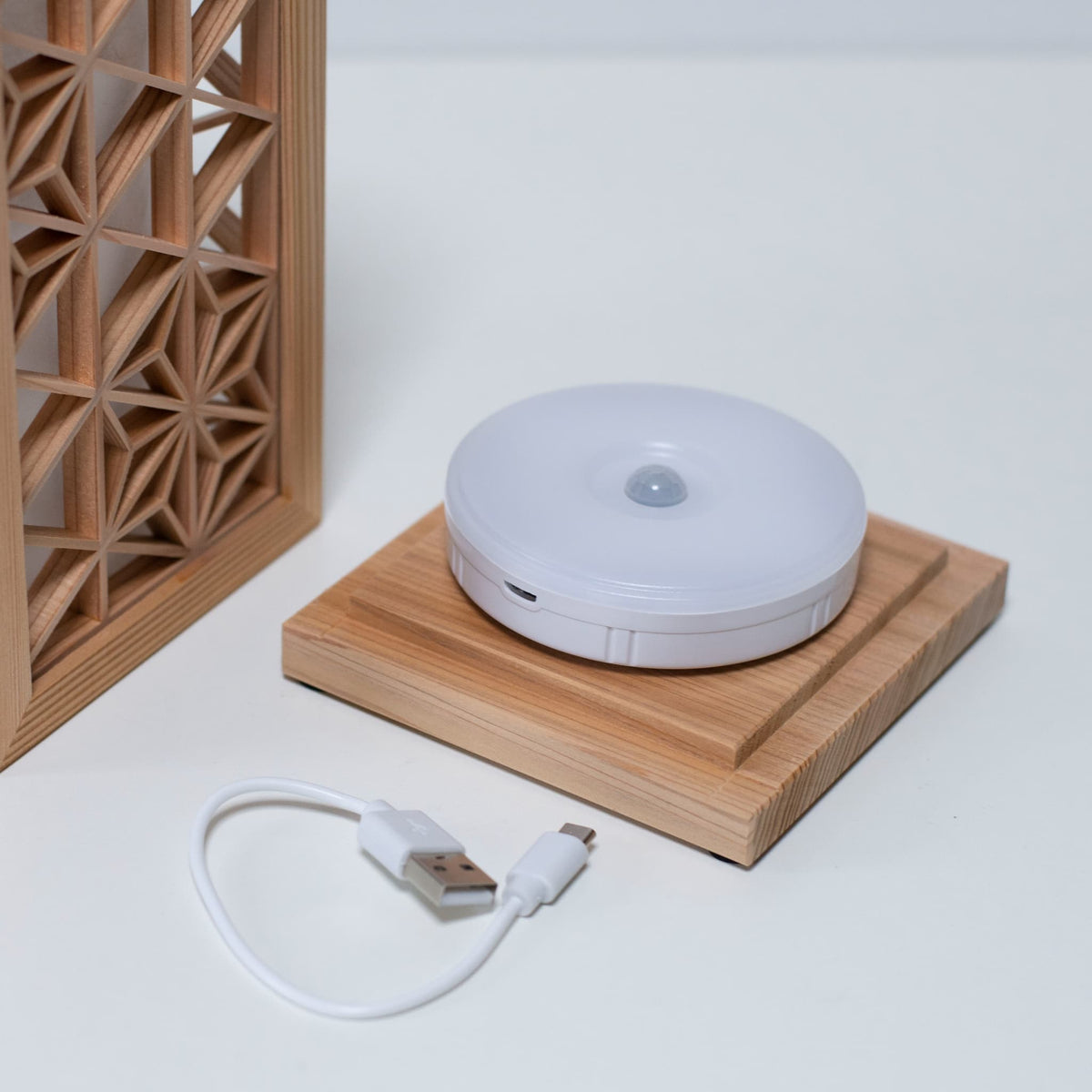 "Composants de lampe LED d'une lampe de table fabriquée avec la technique traditionnelle japonaise du kumiko."