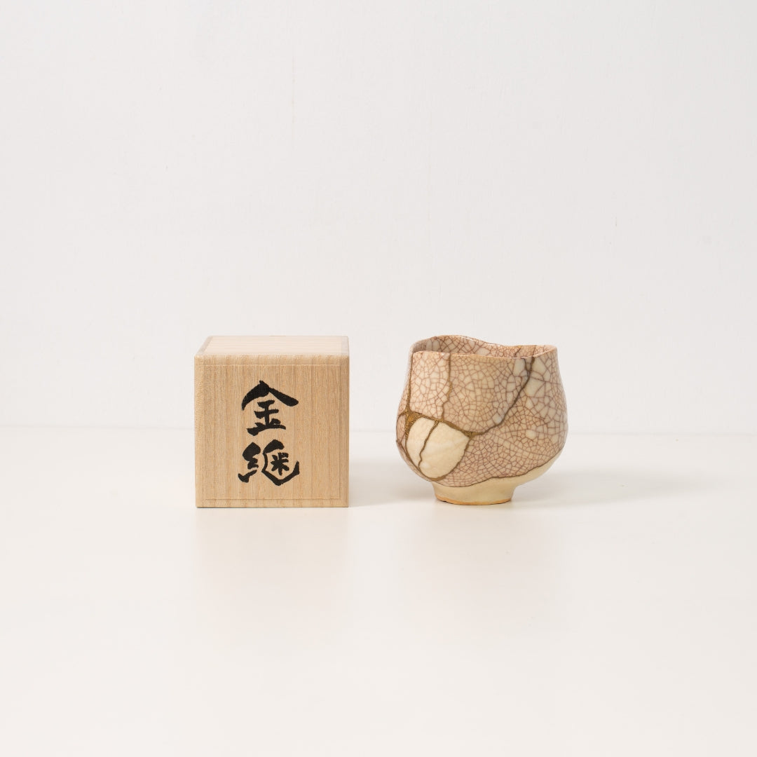 "Hoge hoek weergave in een witte kintsugi matchakom met craquelé, die dramatische gouden reparaties onthult die wabi-sabi belichamen"