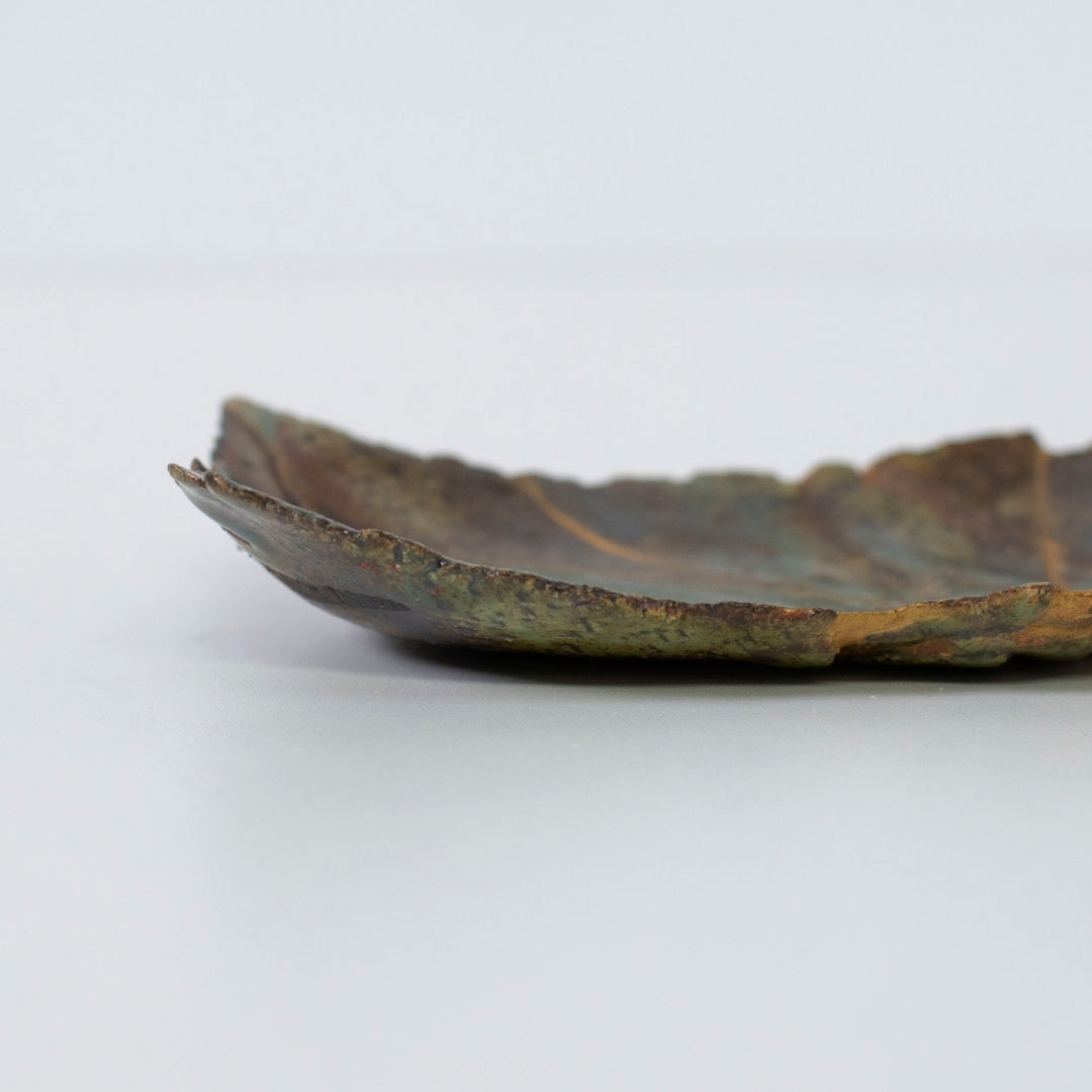Close-up side view of Kintsugi Plate "Oribe" Deep Green 02