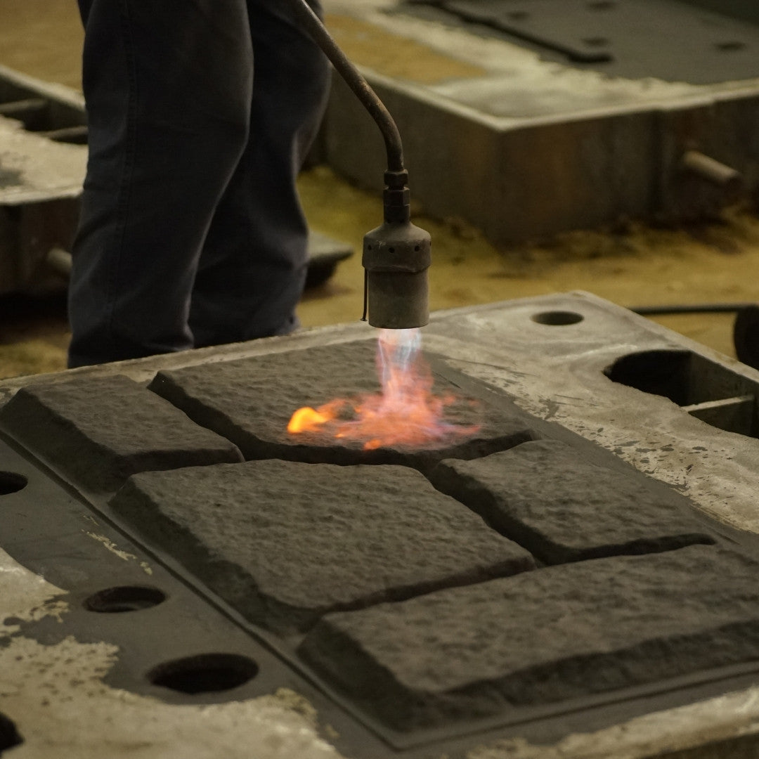 Heating mold in Kanamori Alloy foundry for crafting pinless kenzan and sake cups