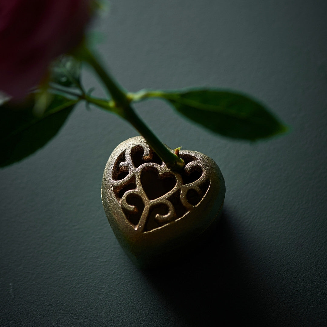 Bovenaanzicht van Japanse Pinless Kenzan "Hart" bladloze ikebana vaas voor Japanse bloemschikken