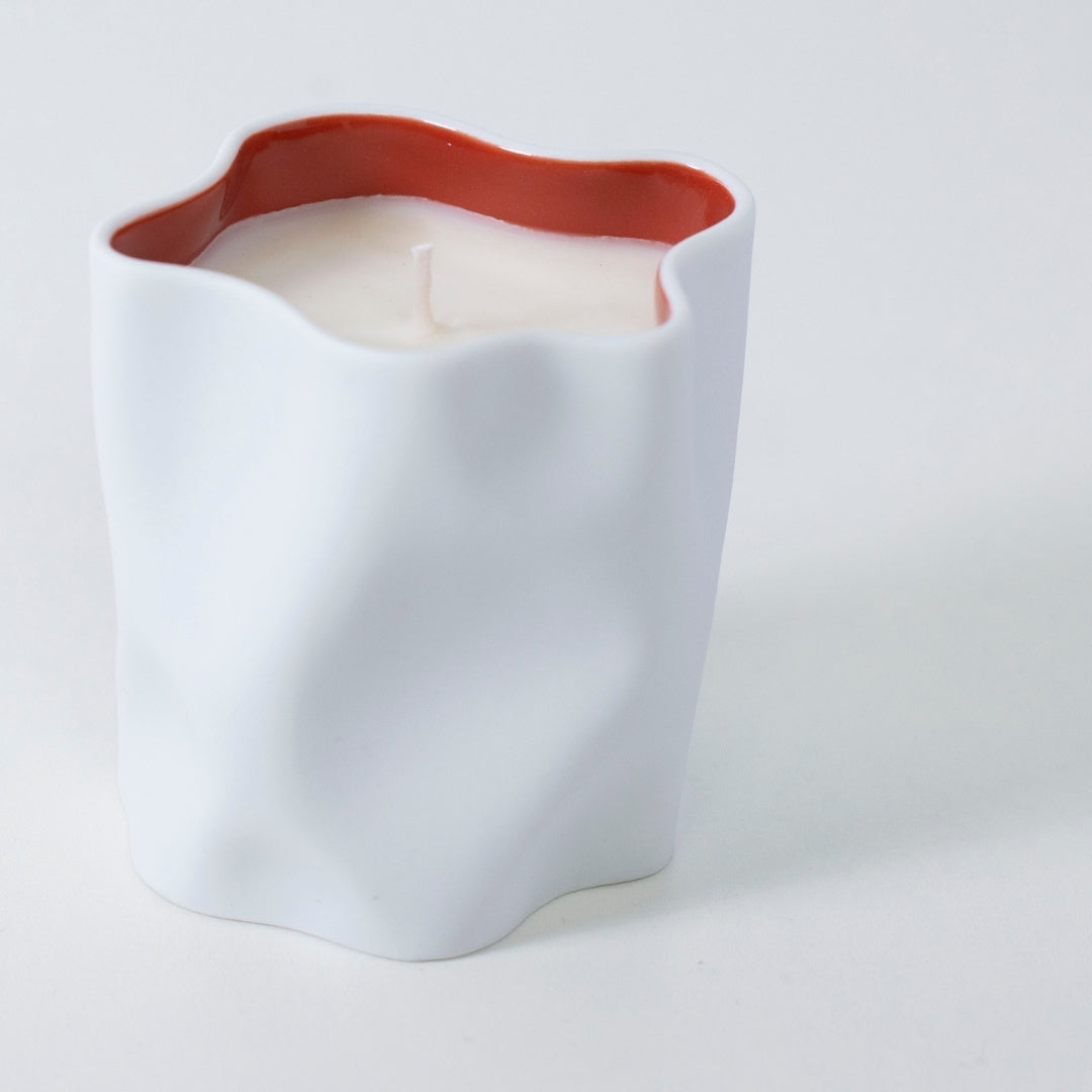 Top view of Japanese candle AKAFUJI with bergamot, lavender, Japanese Incense in Seto porcelain