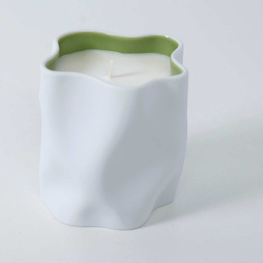 Top view af japansk lys MATCHA med matcha, bambus og japansk røgelse i hvid porcelænskop