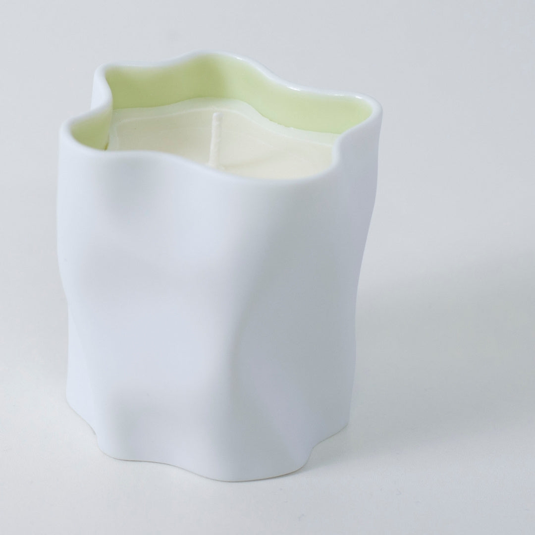 Bovenafbeelding van Japanse kaars WASHI met cipres, ylang-ylang en Japanse wierook in wit keramiek