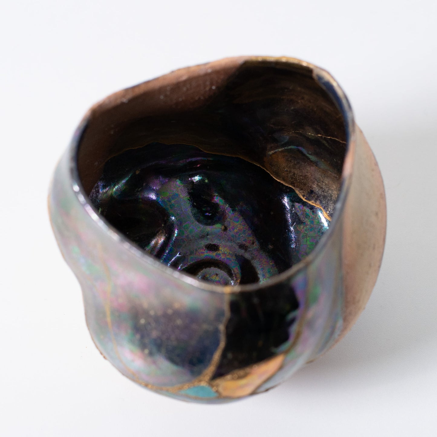 Top view of Japanese kintsugi matcha bowl, handcrafted with urushi lacquer and gold