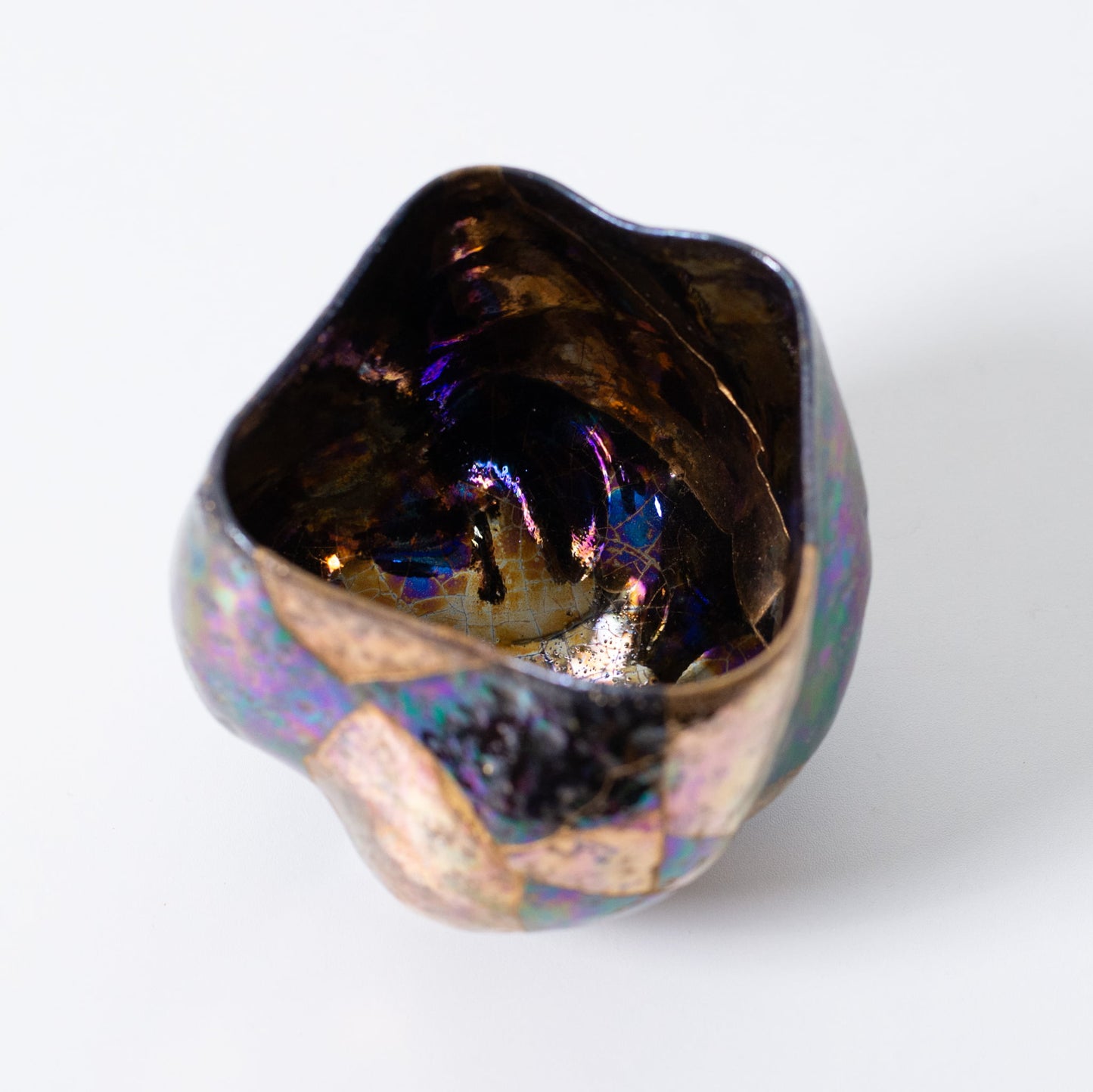 Top view of handcrafted kintsugi matcha bowl highlighting urushi lacquer finish
