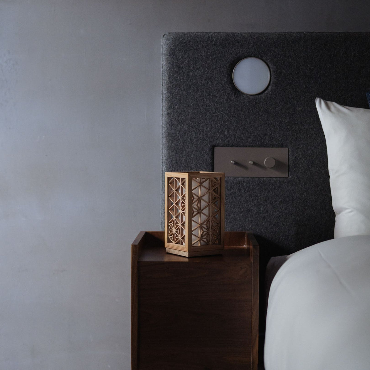 "Lampe de chevet japonaise Kumiko « Asanoha » extra petite sur une table de chevet"