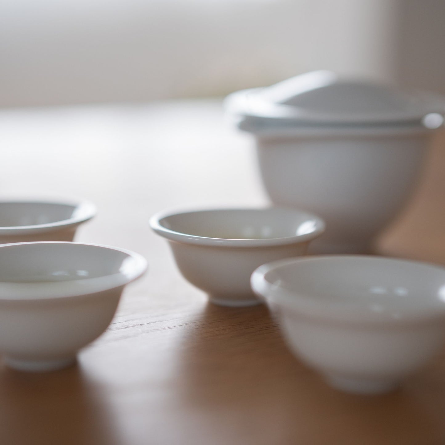 White Japanese Teapot “Hōhin” – Minimalist Mino Ware Tea Set for Four in Wabi Sabi Style