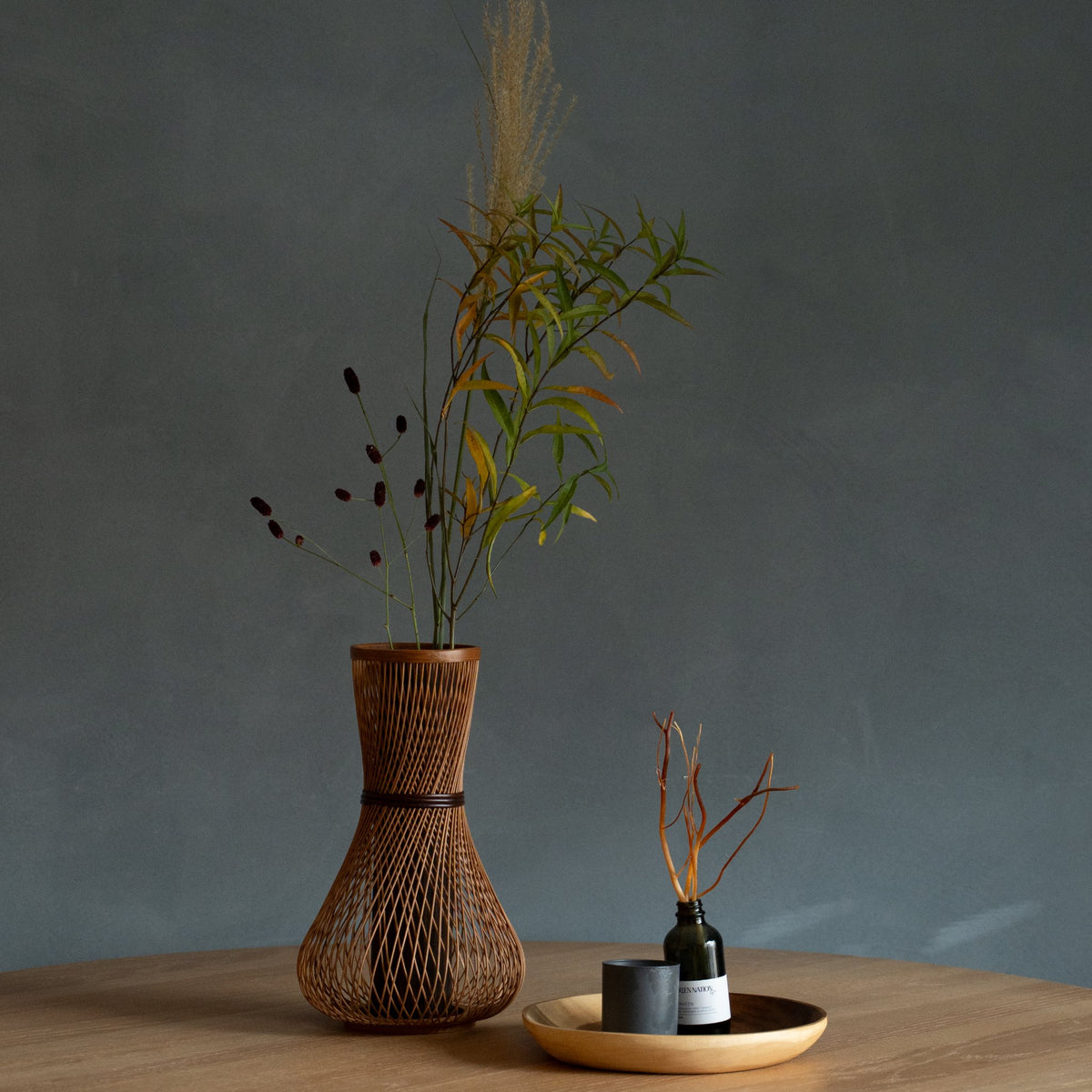 Japansk bambusblomstervase "Fukuju" i brun, placeret i en spisestue, set i en spisescene.
