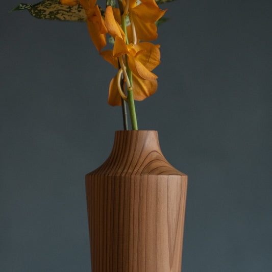 Japanse ceder Ikebana-vaas Natural Wood 02 in bruin, gestyled in een eetkamer, aanzicht van de eettafel.