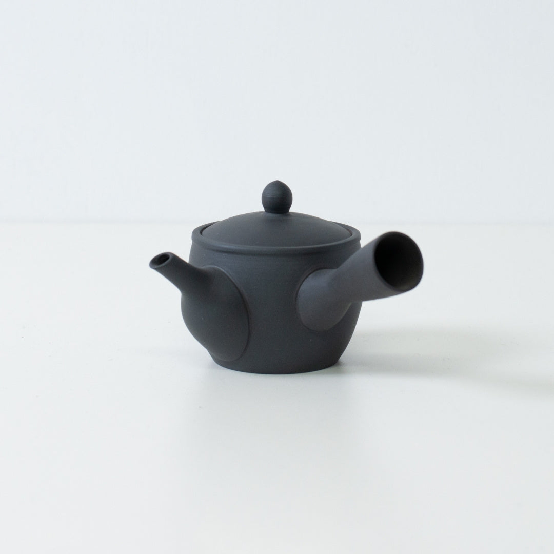 "Vue de côté d'une théière japonaise noire mate fuyo 190cc fabriquée en argile banko avec une poignée latérale traditionnelle."