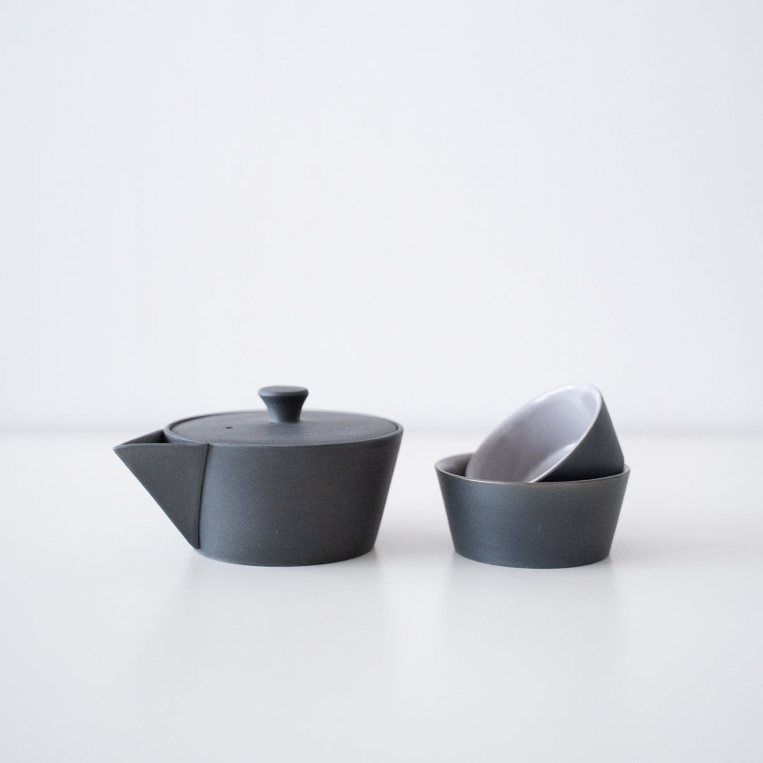 Ensemble de théière noire Banko-yaki japonaise et deux tasses gigognes, avec une histoire de plusieurs centaines d'années.