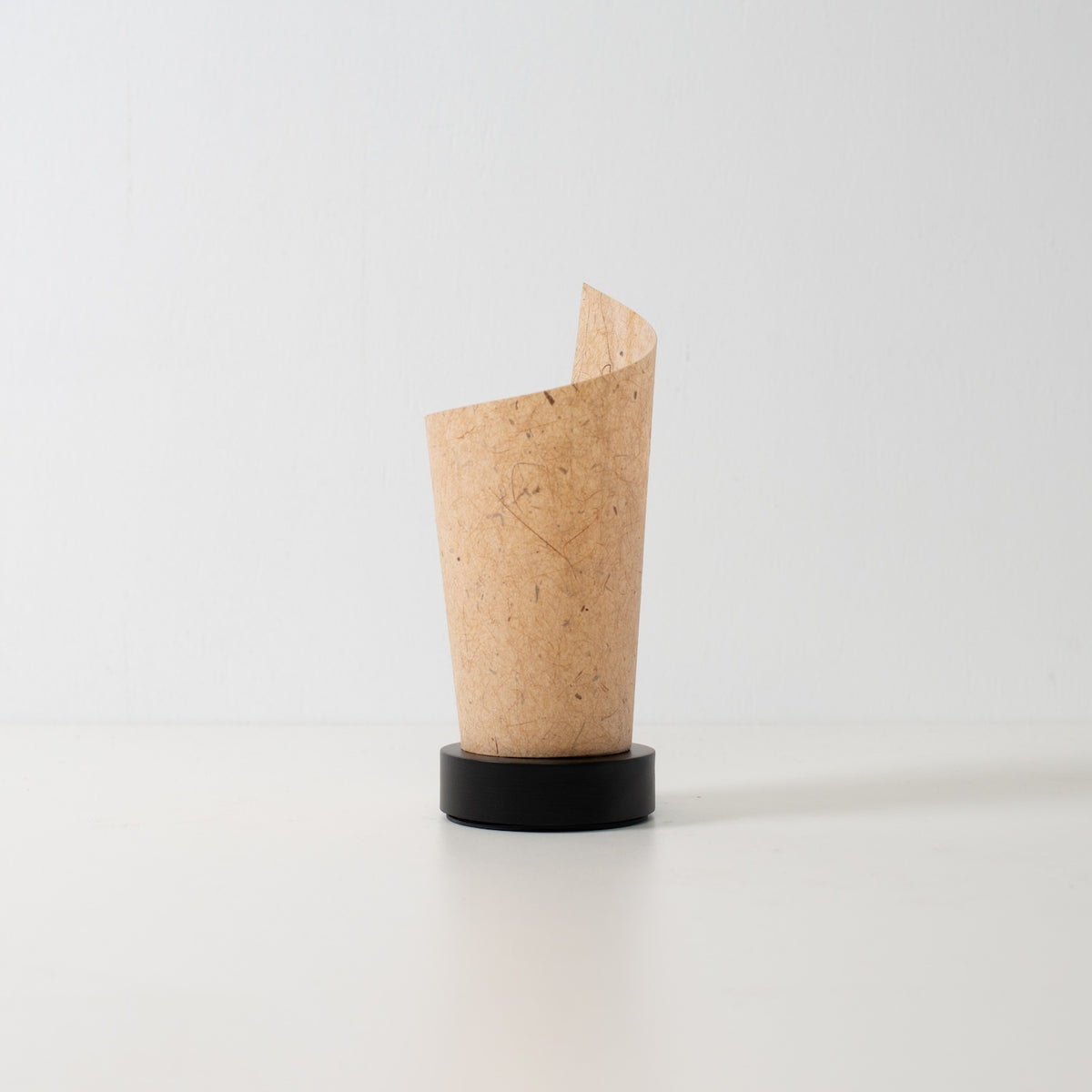 Japanse Papieren Tafellamp "Maki" Cederbast, bruin, Mino Washi papier en hout - onverlichte accentlamp met een uniek rolontwerp.