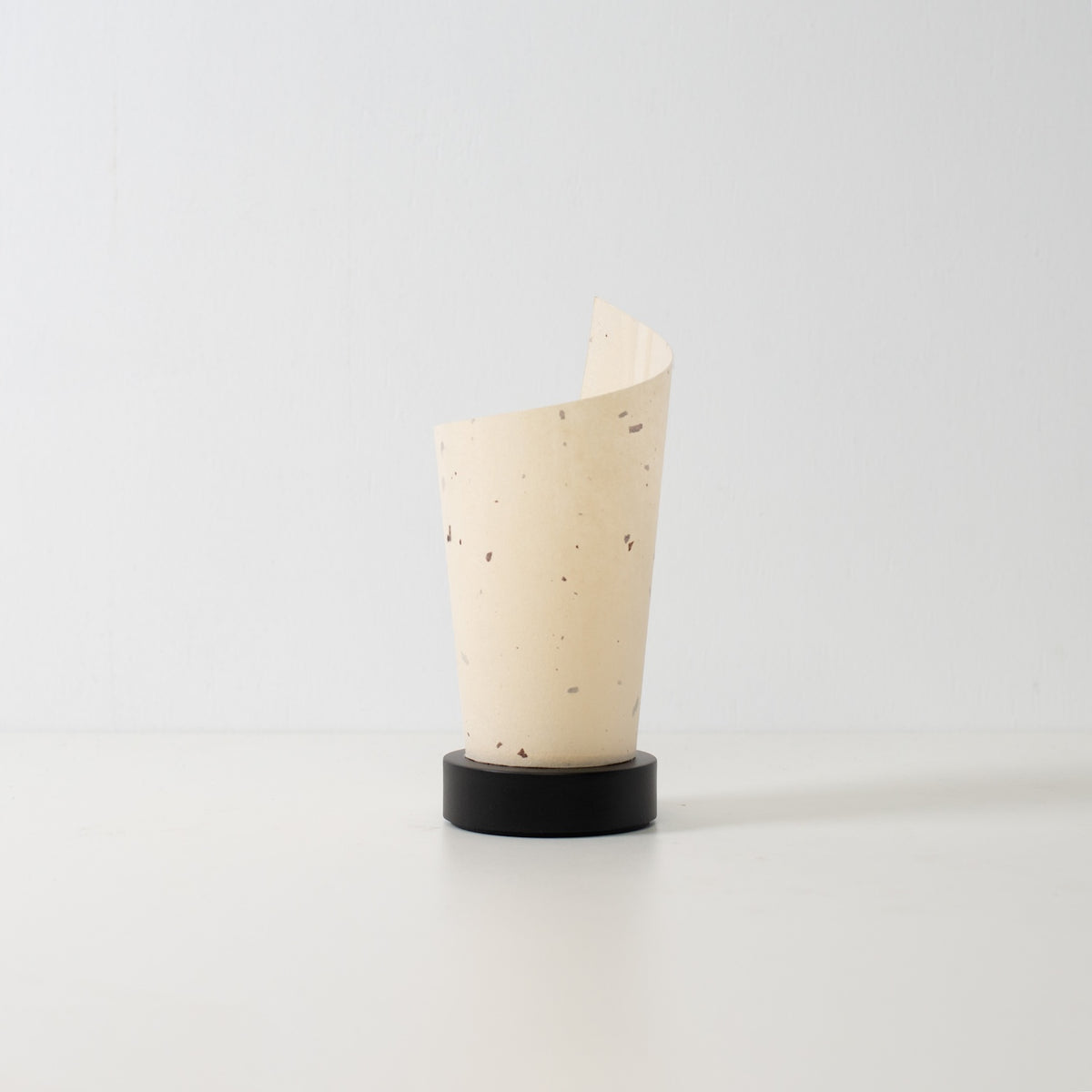Japanse Papieren Tafellamp "Maki", naturel, Mino Washi papier en hout - onverlichte accentlamp met een uniek opgerold ontwerp.