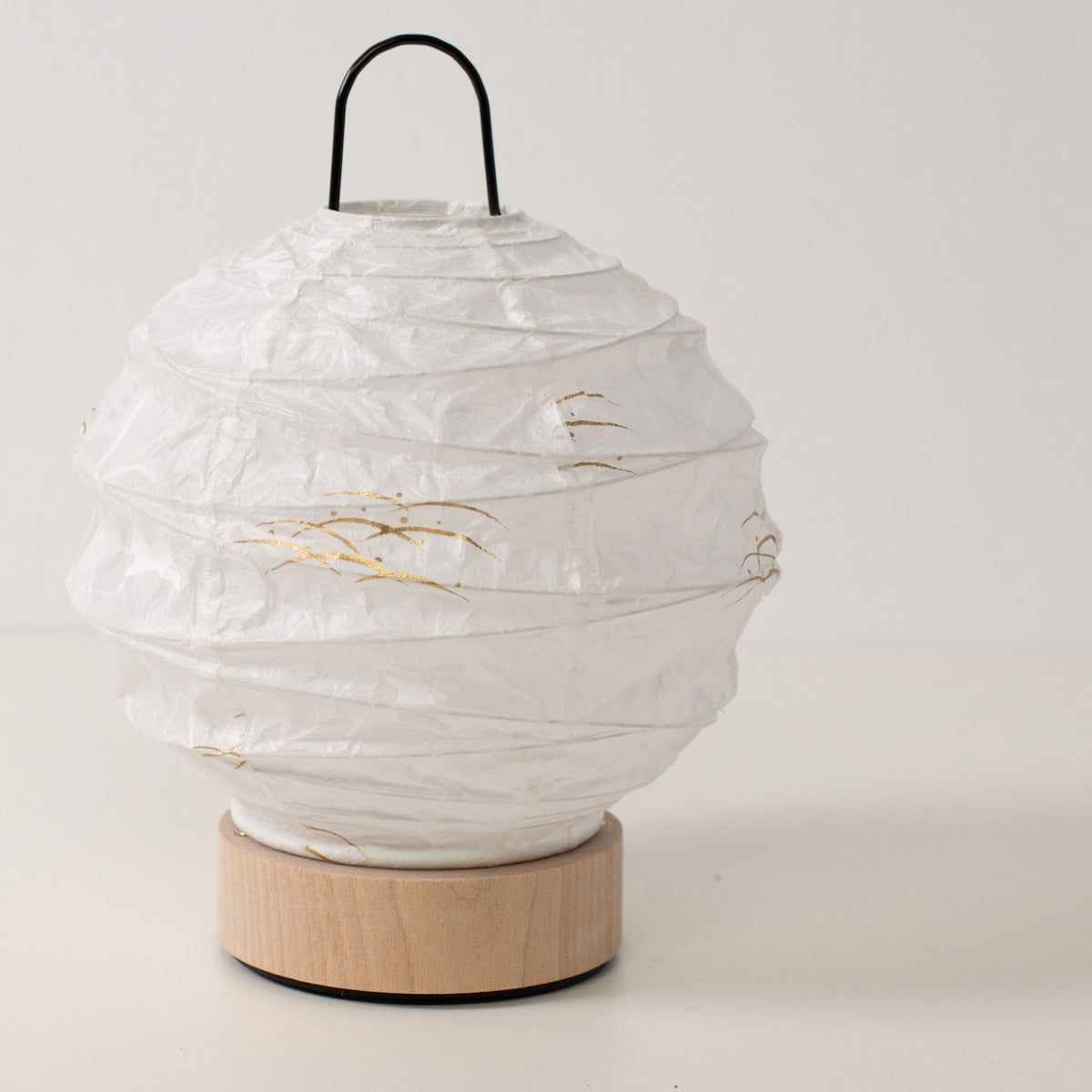 "Japanse papieren tafellamp \"Yuhi\" Konijn, wit, Mino Washi papier en hout - schuine weergave van onverlichte ronde papieren lamp en massieve voet."
