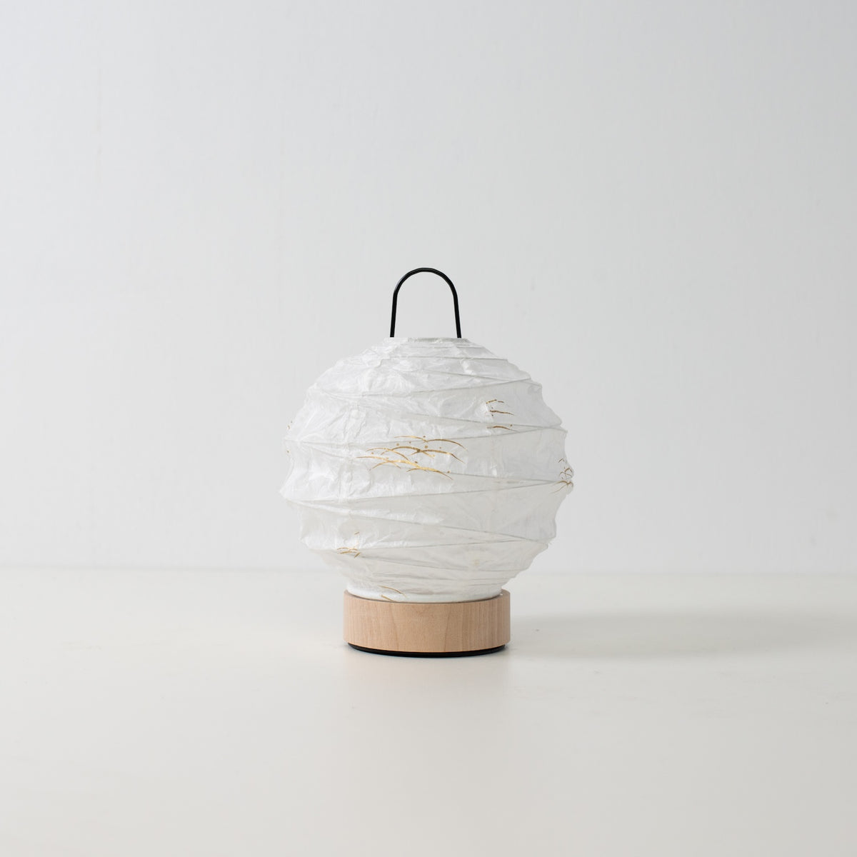 Japanse papieren tafellamp "Yuhi" Konijn, wit, Mino Washi papier en hout - onverlichte ronde accentlamp uit Japan op een wit oppervlak.