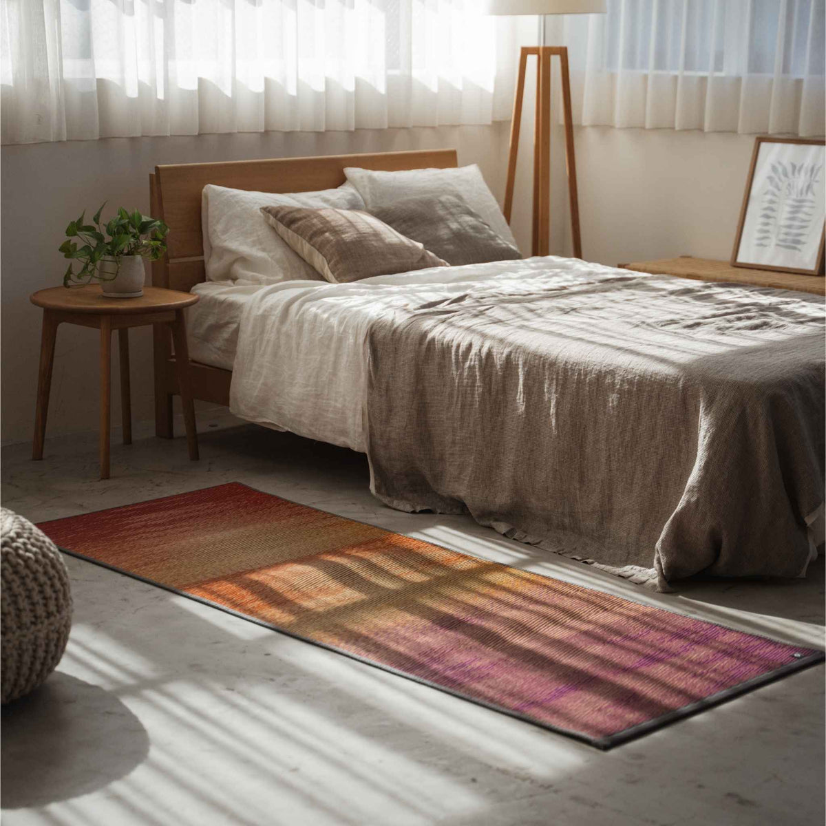 Rød gradient tatami måtte på et soveværelsesgulv, der fungerer som en solnedgangsinspireret zen-dekorationsløber