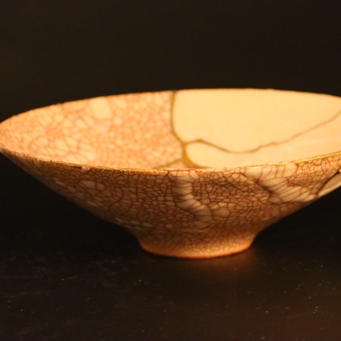 Detailansicht der Kintsugi-Schale Shushinjaku-03 in Gold und Weiß.