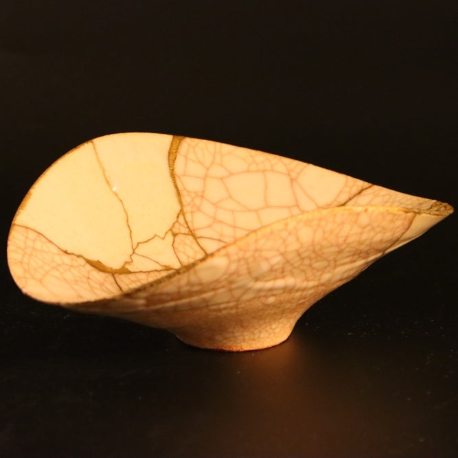 Kintsugi-Schale Shushinjaku 03 in Ovalform, Gold und Weiß, Vorderansicht.