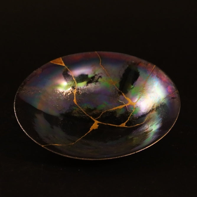 Kintsugi-Teller "Ko-haku" 04 in Gold, Vorderansicht.