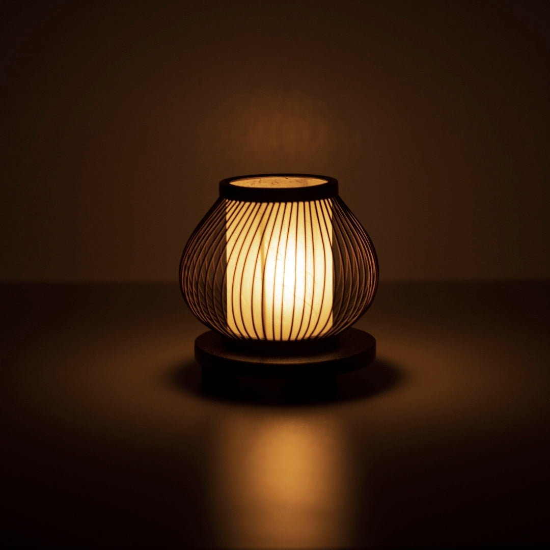 Lampe de table minimaliste en bambou sur une table dans une chambre de style Japandi, mettant en valeur 800 ans de savoir-faire de Shizuoka, Japon.