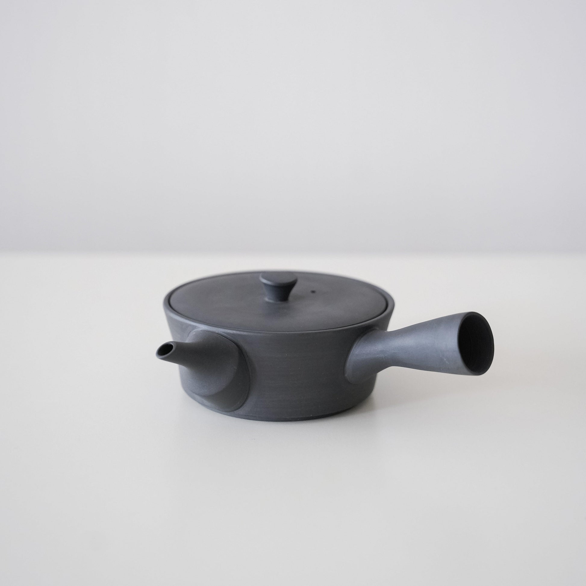 A simple and beautiful black teapot made of traditional Banko ware.