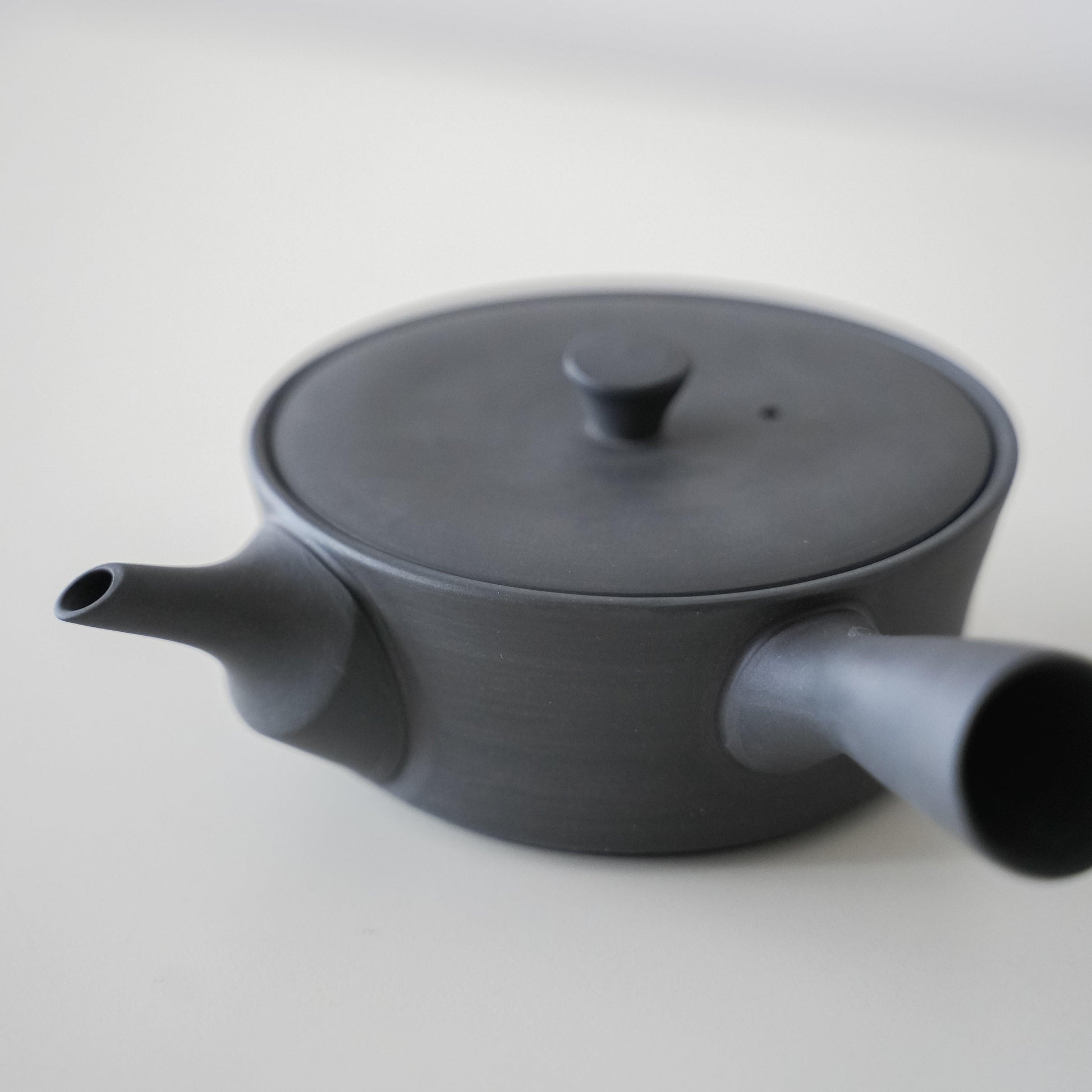 A simple and beautiful black teapot made of traditional Banko ware.