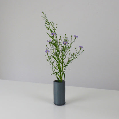 Ikebana flower arrangement in Japanese vase "Kenzan-shin L"