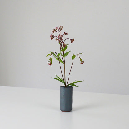 Ikebana flower arrangement with Japanese vase "Kenzan-shin M"