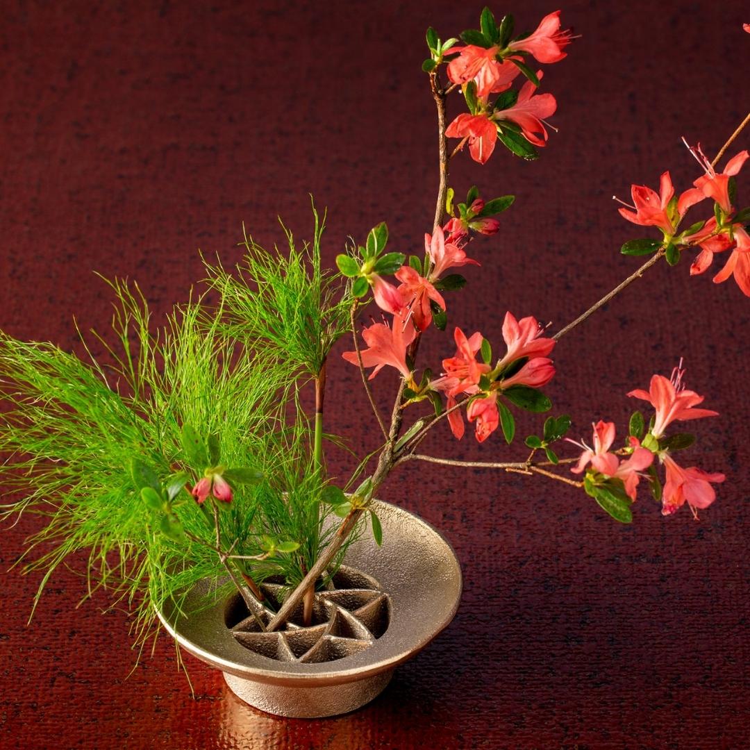 Ikebana flower arrangement with Japanese Pinless Kenzan "Flower garden" for Japanese vases
