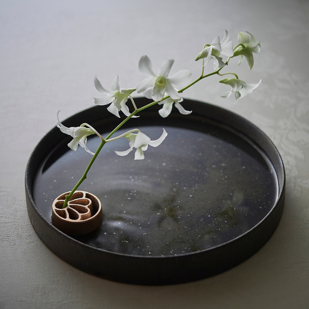 Ikebana flower arrangement with Japanese Pinless Kenzan "Petal" – Bronze holder for Japanese flower arranging