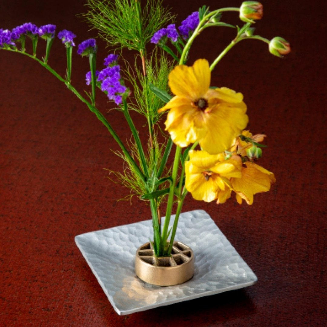 Ikebana flower arrangement with Japanese Pinless Kenzan "Voronoi" L – Safe, stylish design
