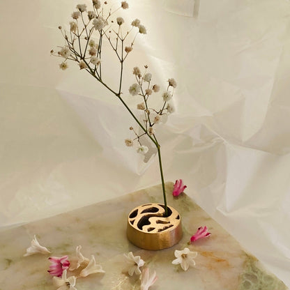 Ikebana flower arrangement using Japanese Pinless Kenzan "the water" in Japanese vase