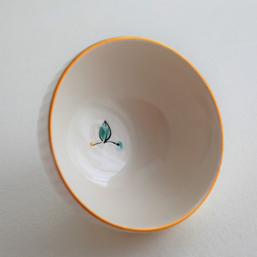 Top view showing the inside pattern of a Japanese matcha chawan bowl by Buzan Kiln, with a hand-painted leaf motif that reflects the nature-inspired spirit of Mino Ware.