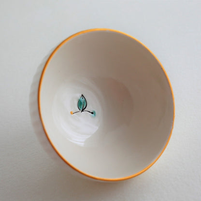 Top view showing the inside pattern of a Japanese matcha chawan bowl by Buzan Kiln, with a hand-painted leaf motif that reflects the nature-inspired spirit of Mino Ware.