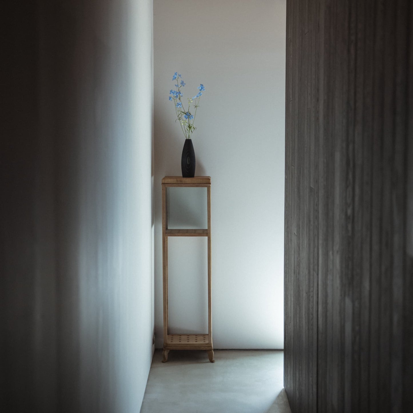 Indigo-dyed cedar vase in a Japandi hallway