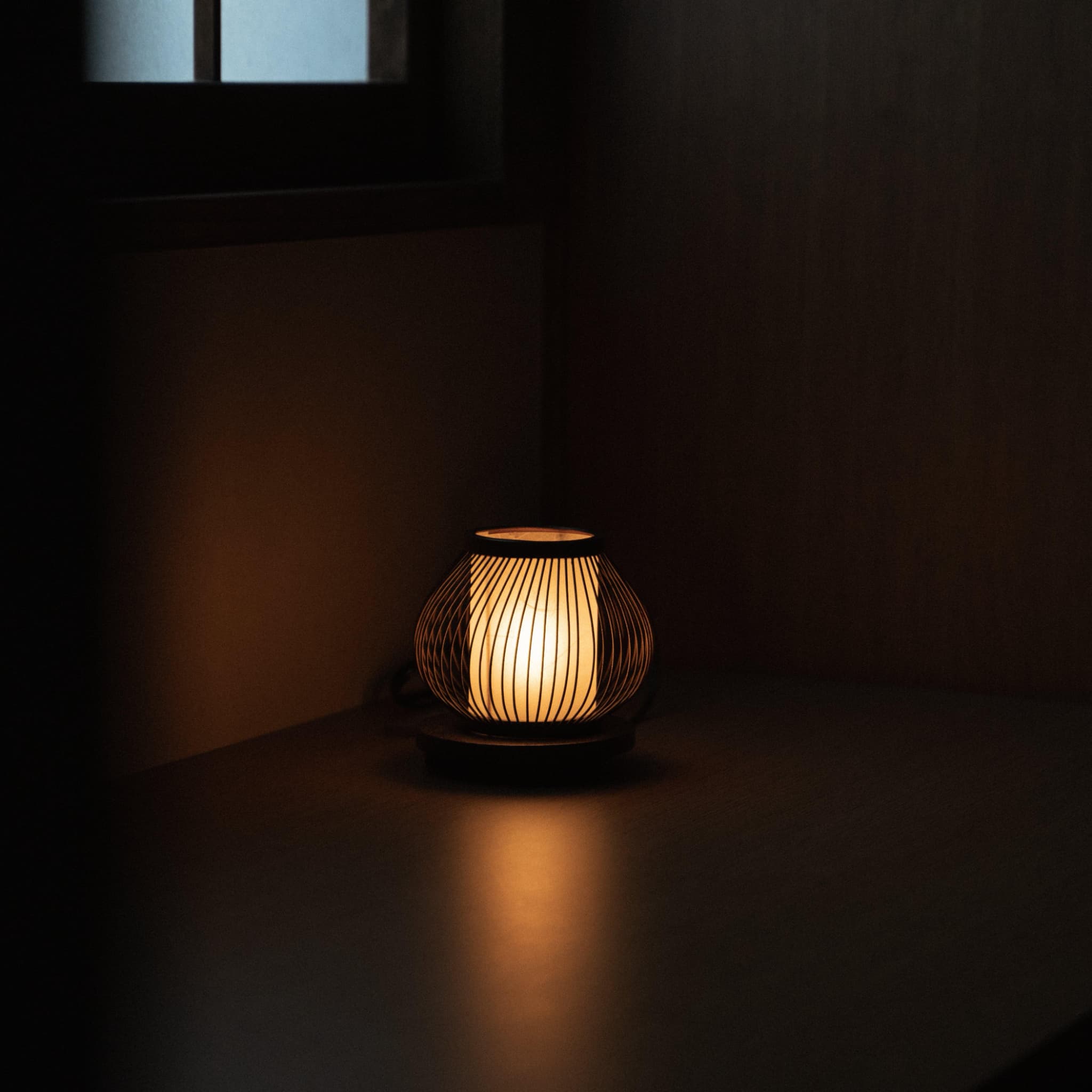 Japanese bamboo table lamp, handcrafted with traditional Japanese techniques, creating warm and inviting atmosphere. 