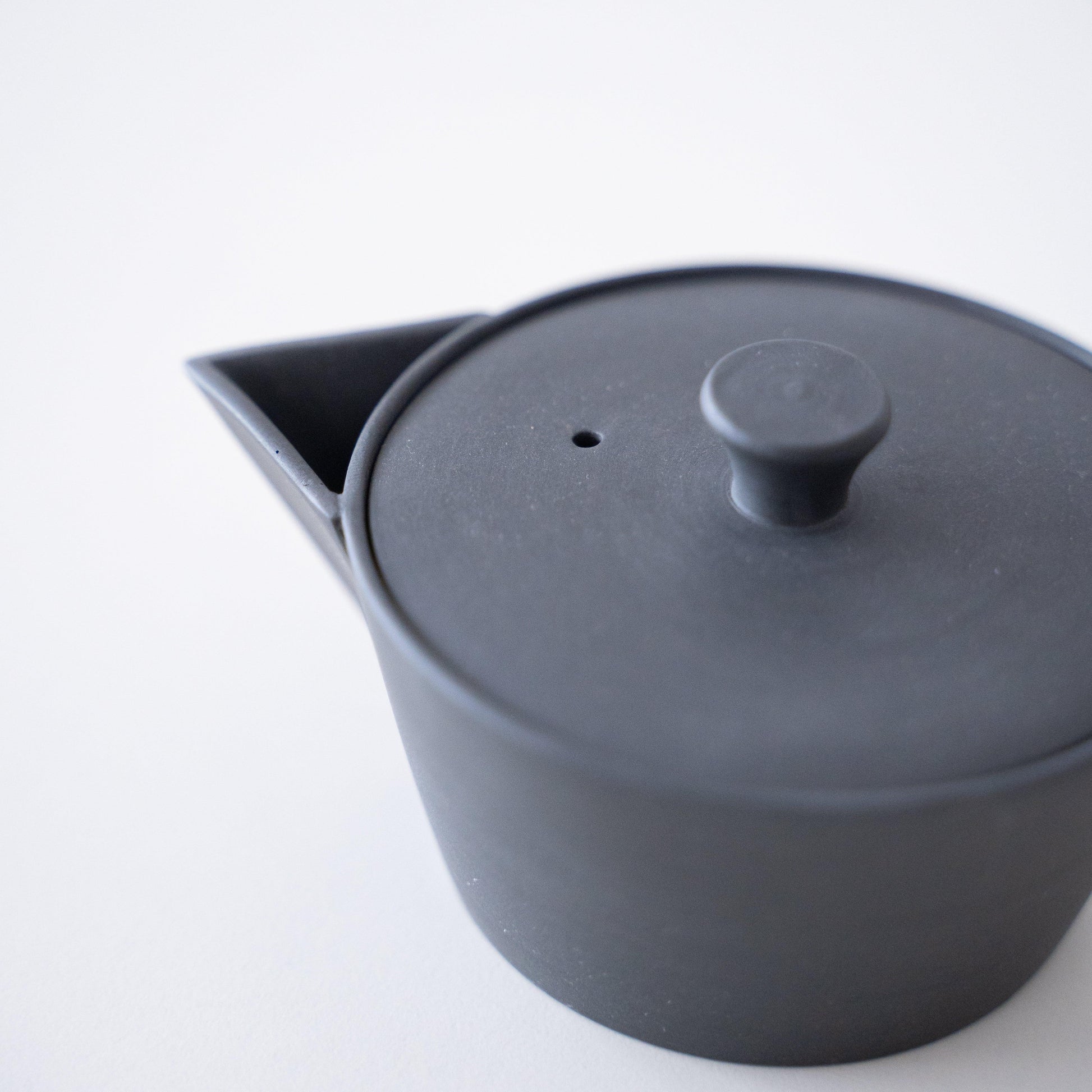 Japanese Banko-yaki black teapot, with a history of several hundred years.