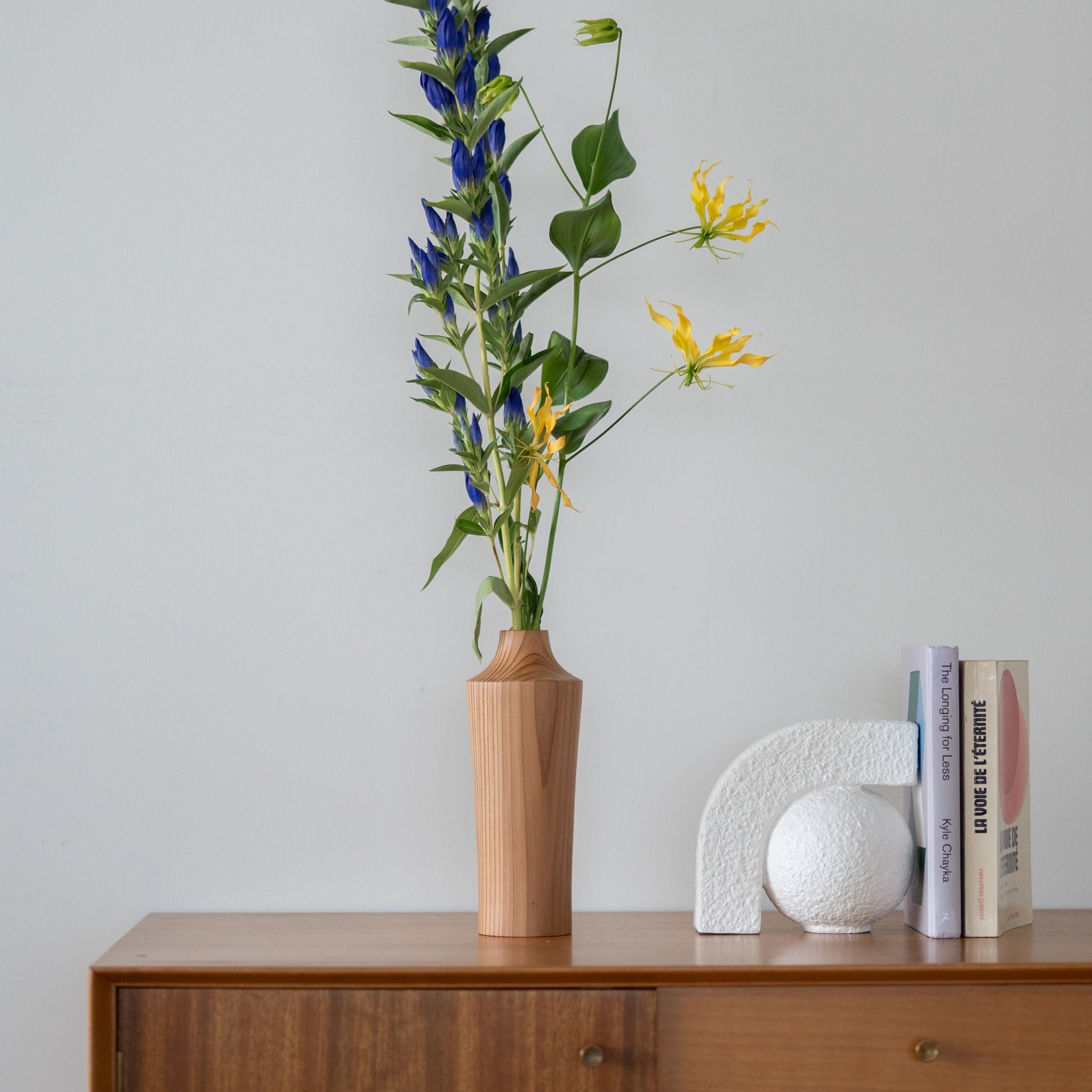 "Cèdre du Japon Ikebana Vase Bois Naturel 02 sur une console en bois dans un salon Japandi"