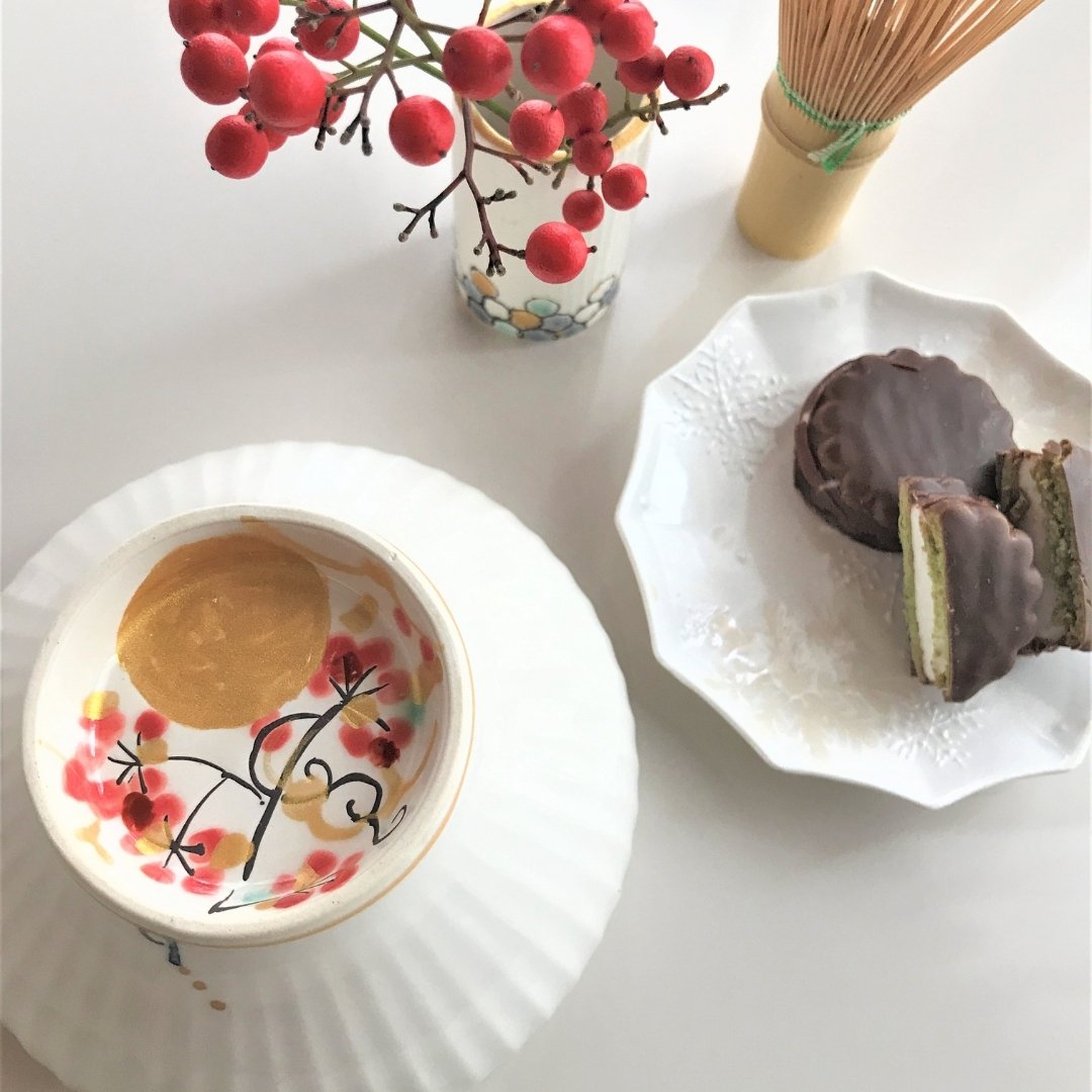 A handcrafted Japanese matcha bowl “Waraku” Moon by Buzan Kiln, featuring a gold moon and autumn fruit motif, made in Mino Ware porcelain for tea ceremony.