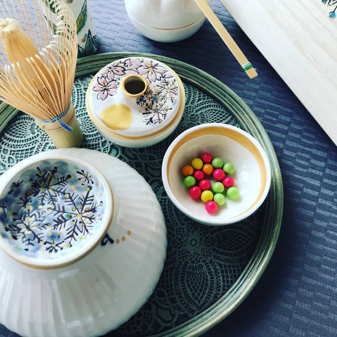 Japanese matcha bowl “Waraku” Snow by Buzan Kiln, featuring a hand-painted snow crystal motif with silver-blue glaze, symbolizing winter tranquility and purity.