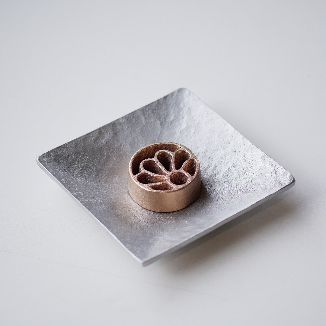 Japanese Pinless Kenzan "Petal" with Plate – Bronze Ikebana Flower Frog for Flower Arranging