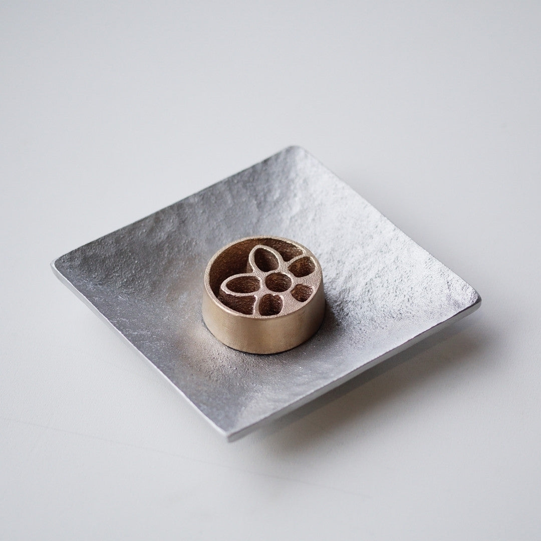 Japanese Pinless Kenzan "Garden" with Plate – Ikebana Flower Frog for Japanese Flower Arranging