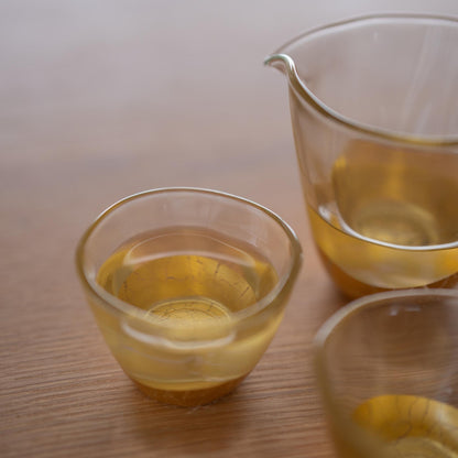 Japanese sake cup set with gold leaf – elegant handcrafted sake cups with crackled design