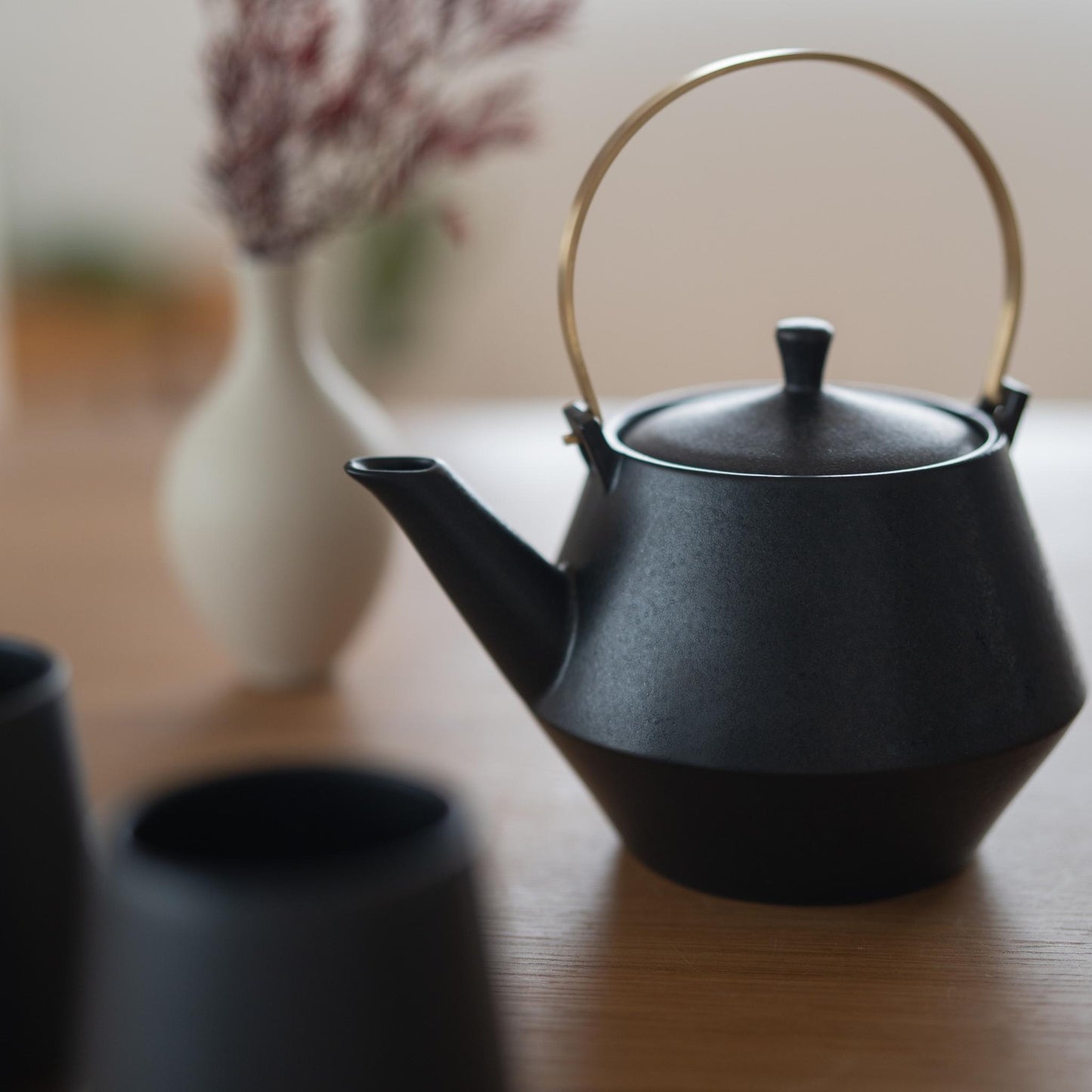 Japanese Teapot “Frustum” – Black Mino Ware Teapot with Brass Handle and Two Tea Cups