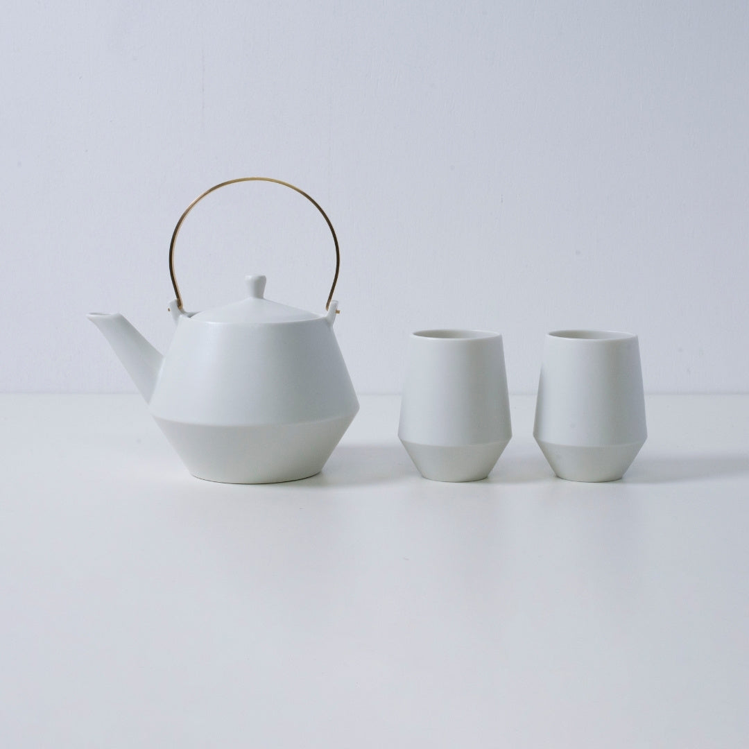 White Japanese teapot set with yunomi tea cups – elegant Mino ware Japanese teapot gift set