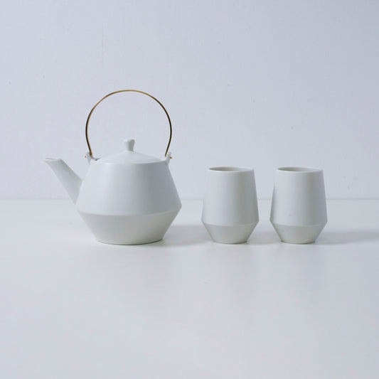 White Japanese teapot set with yunomi tea cups – elegant Mino ware Japanese teapot gift set